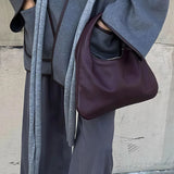 Elegante abrigo de piel bicolor con cinturón