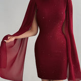 Vestido mini ajustado con cuello redondo adornado con pedrería.