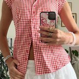 Blusa versátil a cuadros rojos y blancos