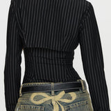 Blusa de rayas con cuello abotonado y mangas largas caladas