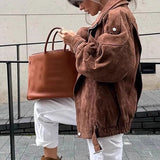 Chaqueta marrón relajada con corte holgado.