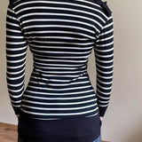 Blusa ajustada a rayas con diseño de hombros descubiertos y mangas largas.