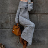 Elegante y minimalista vestido largo con hombros descubiertos en tejido de punto liso.