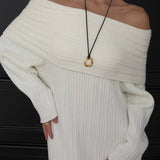 Elegante y minimalista vestido largo con hombros descubiertos en tejido de punto liso.