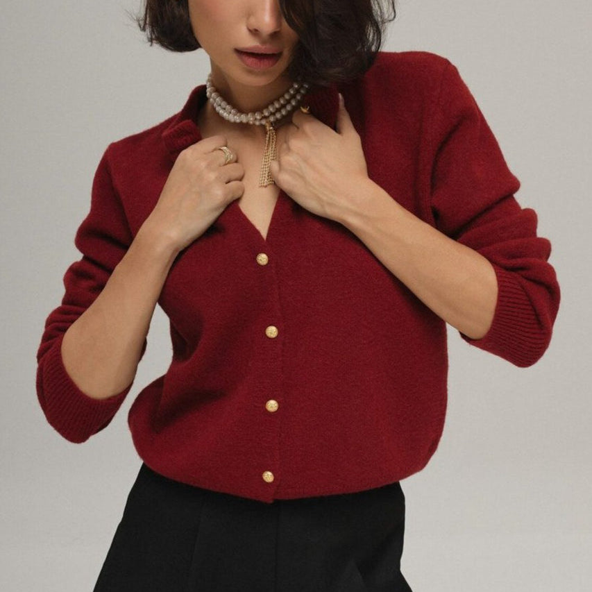 Cárdigan minimalista de punto con hebilla dorada y cuello redondo