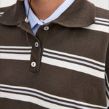Blusa de rayas con mangas largas y cuello casual.