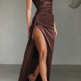 Elegante vestido largo con tirantes finos.