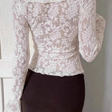Elegante blusa de encaje blanco con mangas acampanadas