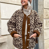 Chaqueta cálida de cuello redondo en polar con estampado de leopardo y paneles de sherpa.