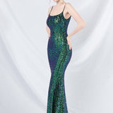 Elegante vestido largo con lentejuelas y tirantes finos.