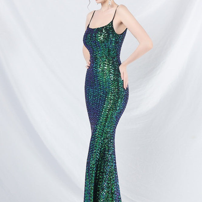 Elegante vestido largo con lentejuelas y tirantes finos.