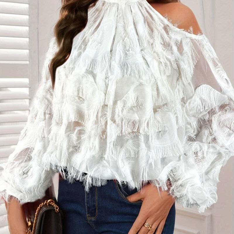 Elegante blusa de hombros descubiertos adornada con plumas para mujer