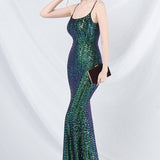 Elegante vestido largo con lentejuelas y tirantes finos.