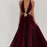 Vestido largo sin espalda con abertura, escote en V profundo, cuello halter y lazo.