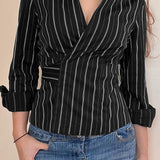 Blusa tejida a rayas con cuello y cintura con lazo, manga larga, cuello y cintura altos.
