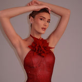 Vestido de noche ajustado con cuello halter y pedrería, adornado con flores 3D y pedrería en la cintura.
