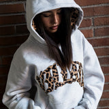 Sudadera con capucha forrada con estampado de leopardo y letras bordadas