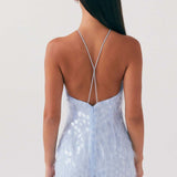 Vestido de noche sin espalda con lentejuelas y encaje.