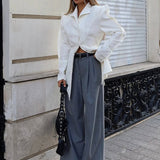 Blusa con cuello y cintura lazada, abertura en el lateral.