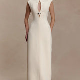 Elegante vestido largo con corte asimétrico y ribete metálico fruncido.