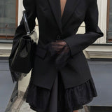 Blazer suave con mangas largas y cintura ajustada, adornado con paneles de encaje negro.