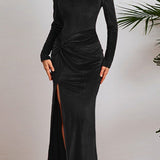 Elegante vestido de noche de terciopelo fruncido con mangas largas y abertura en la cintura.