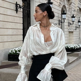 Blusa vintage de satén con mangas farol.