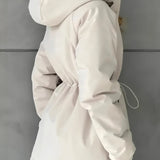 Chaqueta deportiva de ocio y exterior con cintura ajustable con cordón, ideal para montañismo y actividades al aire libre.