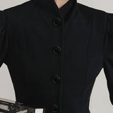 Elegante blazer de cuello alto y mangas abullonadas, inspirado en el diseño francés.