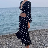 Conjunto de dos piezas: falda corta de lunares y escote en pico