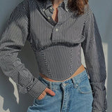 Blusa corta de rayas con cintura ajustada y cuello alto