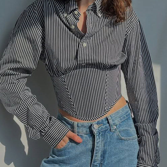 Blusa corta de rayas con cintura ajustada y cuello alto