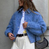 Chaqueta de lana azul con mangas largas