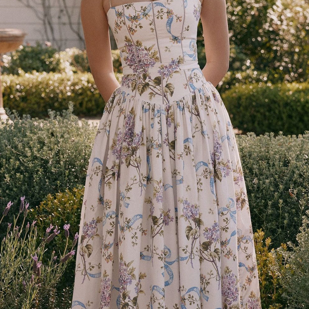 Elegante vestido largo con delicadas flores y camisolas de cuento de hadas.