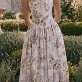 Elegante vestido largo con delicadas flores y camisolas de cuento de hadas.