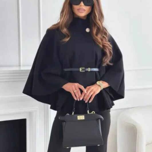 Capa de lana elegante y chic con cinturón para atar en la cintura.
