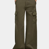 Pantalones cargo de cintura alta con cordón y bolsillos.