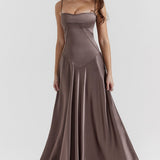 Elegante vestido de noche largo con tirantes finos y espalda escotada.