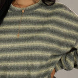 Blusa de suéter a rayas elegante y casual.