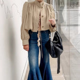 Gabardina corta color caqui con mangas abullonadas
