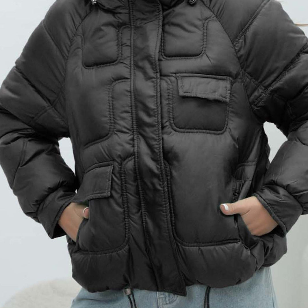 Chaqueta acolchada de colores brillantes con cuello alto.
