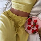 Conjunto de dos piezas: pantalón y camiseta sin mangas suave e informal.