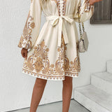 Minivestido étnico elegante con estampado paisley y escote en pico