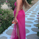 Vestido largo transparente, sin espalda, con lazo en la cintura y abertura.
