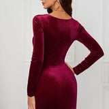 Minivestido sexy y ajustado de terciopelo liso con cintura ceñida.