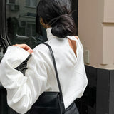 Blusa minimalista de cuello alto de satén, cuello alto, blusa minimalista de cuello alto.