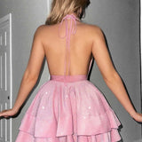 Elegante mini vestido de noche con lentejuelas y volantes.
