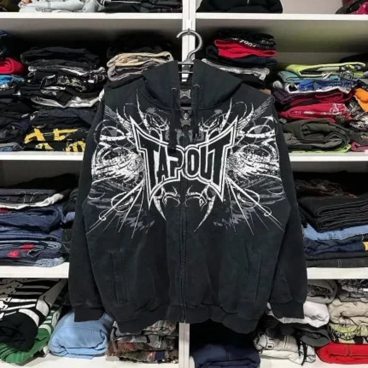 Sudadera con capucha oscura con estampado antiguo