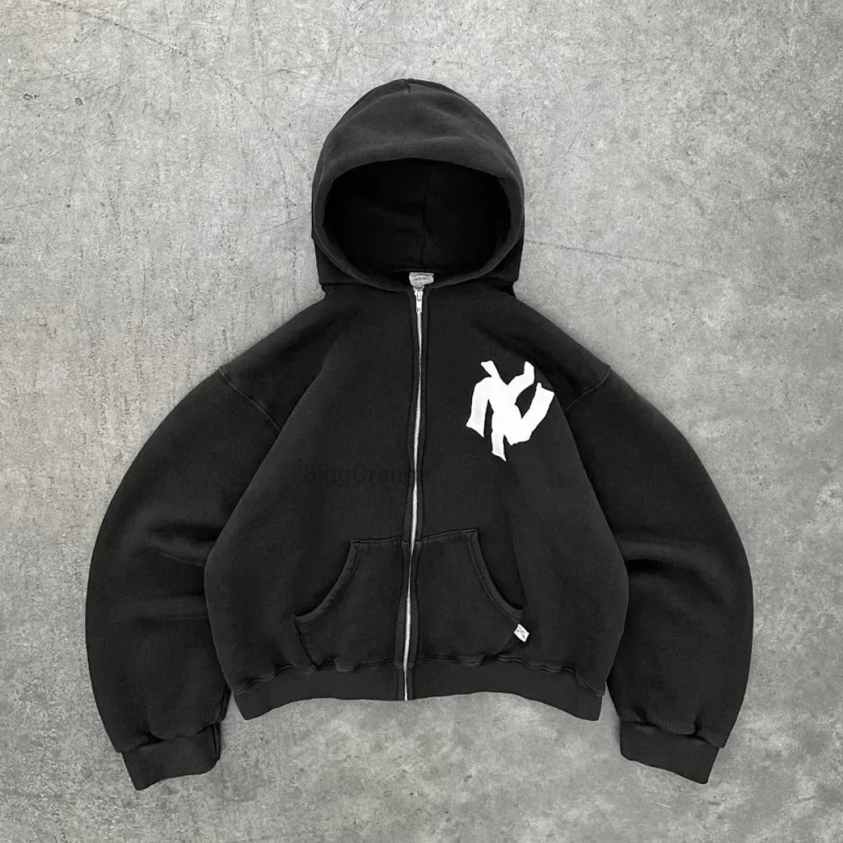 Sudadera con capucha oscura con estampado antiguo