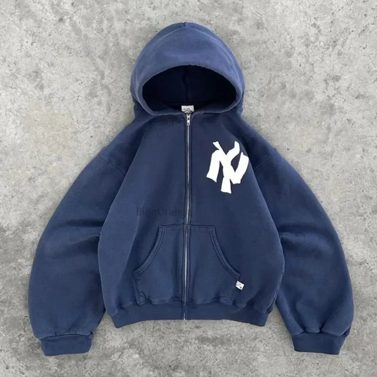 Sudadera con capucha oscura con estampado antiguo